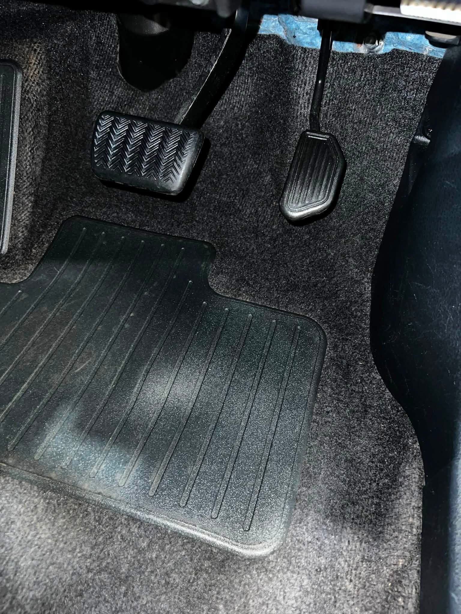 Detailed vehicle footwell and floor mat